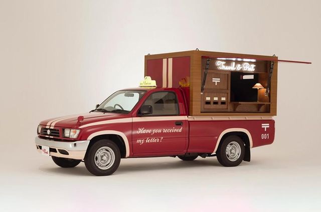 Старенька Toyota Hilux стала поштовим відділенням на колесах - фото 343723