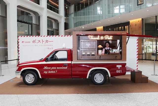 Старенька Toyota Hilux стала поштовим відділенням на колесах - фото 343724