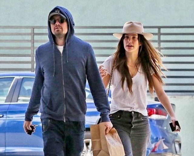 Звабливу дівчину Леонардо Ді Капріо запідозрили у вагітності - фото 343781