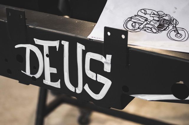 Вінтажний Land Rover пристосували для перевезення мотоциклів - фото 343796