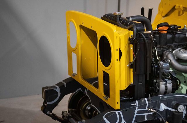 Вінтажний Land Rover пристосували для перевезення мотоциклів - фото 343800