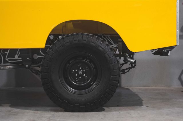 Вінтажний Land Rover пристосували для перевезення мотоциклів - фото 343802