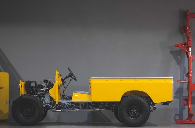 Вінтажний Land Rover пристосували для перевезення мотоциклів - фото 343804