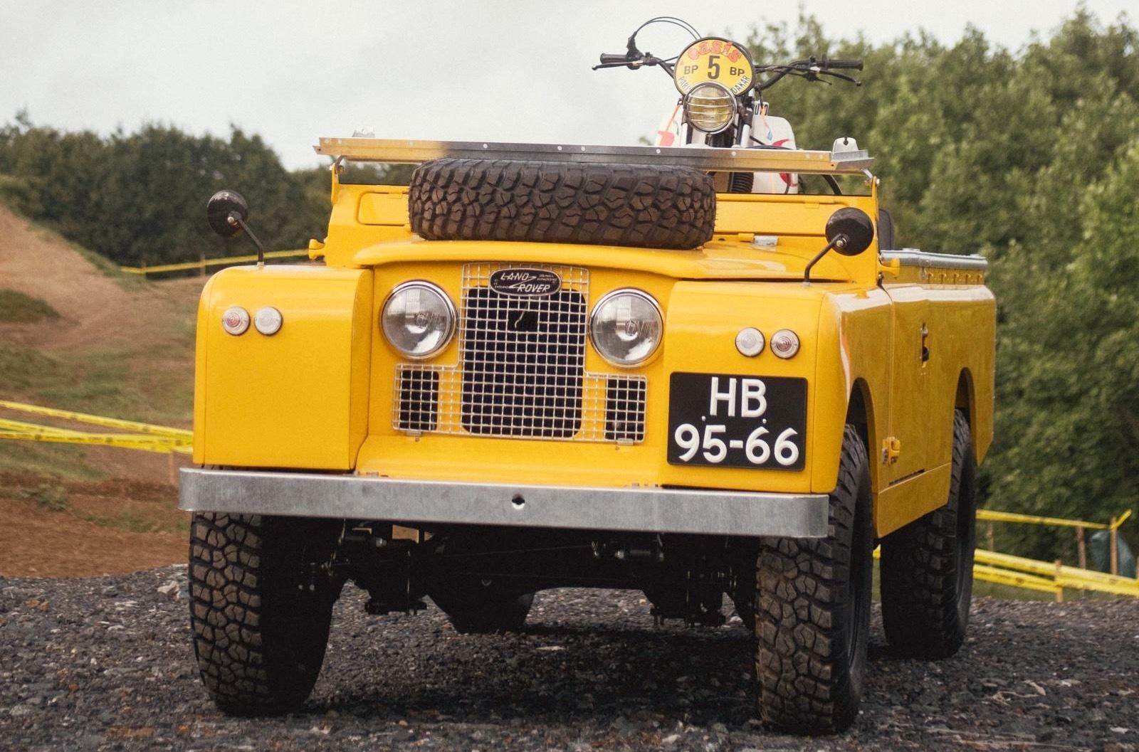 Вінтажний Land Rover пристосували для перевезення мотоциклів