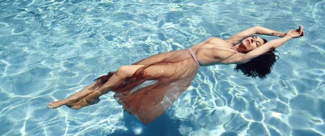 Незрівнянна Моніка Беллуччі у спокусливій зйомці - фото 343922