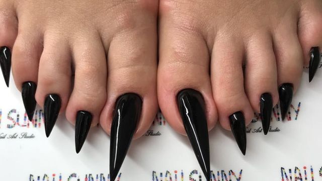 Наймодніший педикюр цього літа жорстко розкритикували у мережі - фото 344322