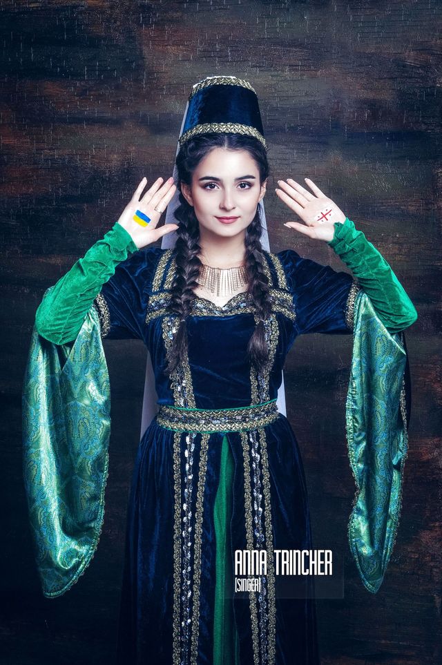 Міст дружби: Ольга Сумська й інші українські зірки знялися в ефектній фотосесії - фото 344353