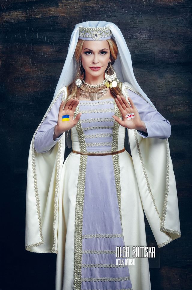 Міст дружби: Ольга Сумська й інші українські зірки знялися в ефектній фотосесії - фото 344354