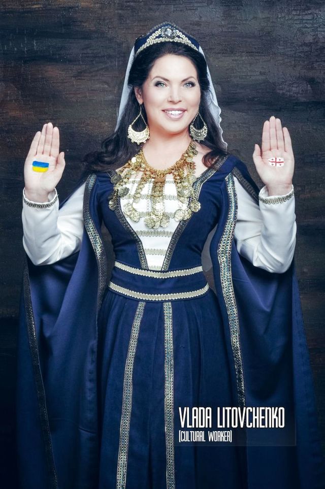 Міст дружби: Ольга Сумська й інші українські зірки знялися в ефектній фотосесії - фото 344356