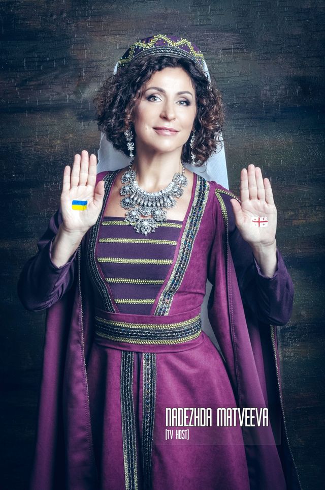 Міст дружби: Ольга Сумська й інші українські зірки знялися в ефектній фотосесії - фото 344358