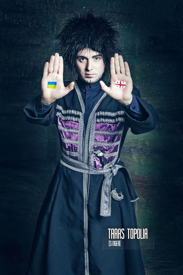 Міст дружби: Ольга Сумська й інші українські зірки знялися в ефектній фотосесії - фото 344360