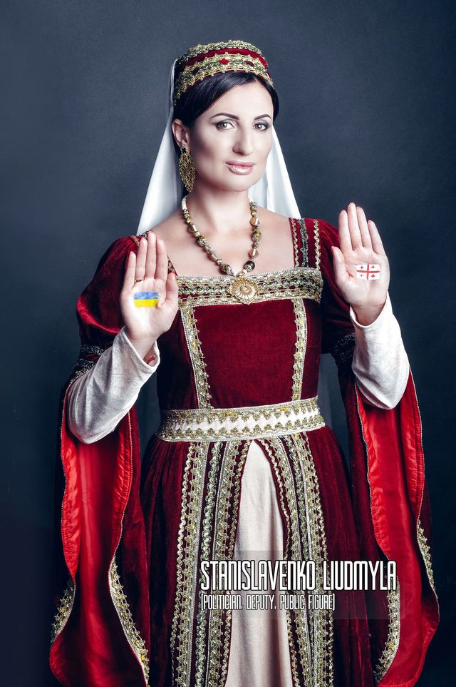 Міст дружби: Ольга Сумська й інші українські зірки знялися в ефектній фотосесії - фото 344361