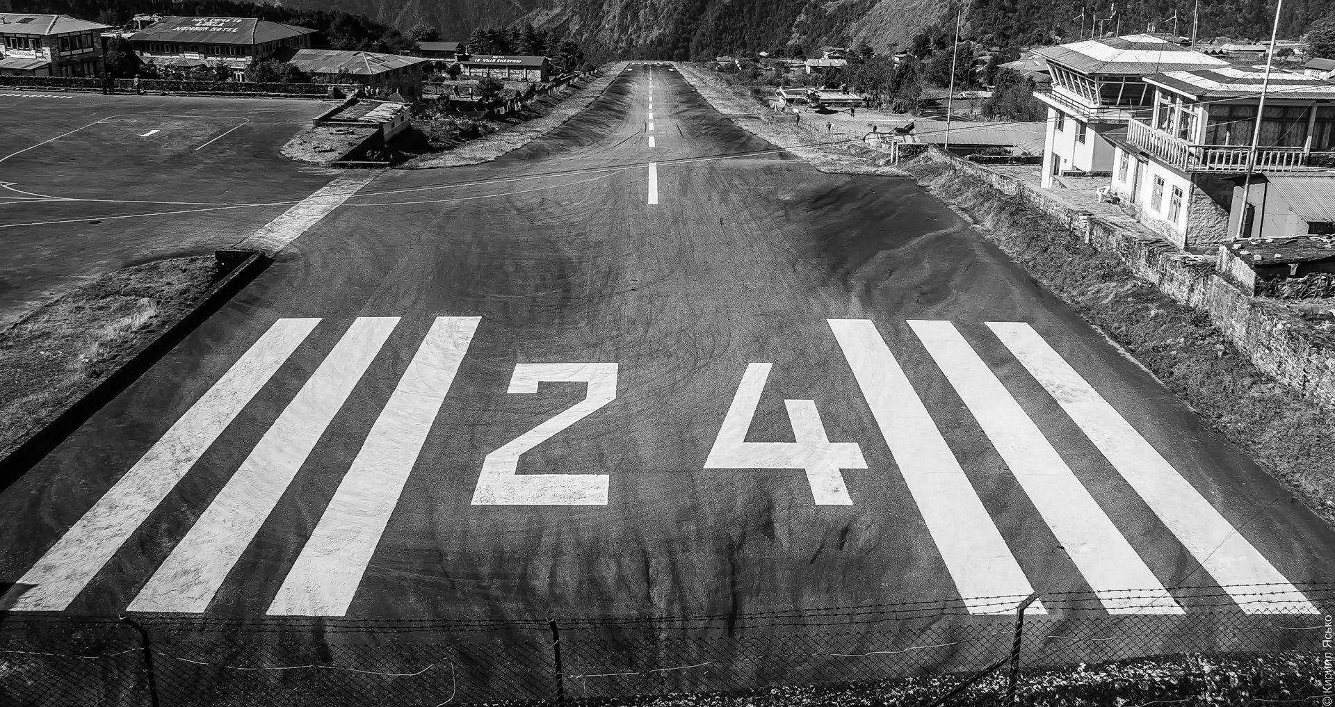 Навіщо наносять цифри на злітні смуги - фото 1