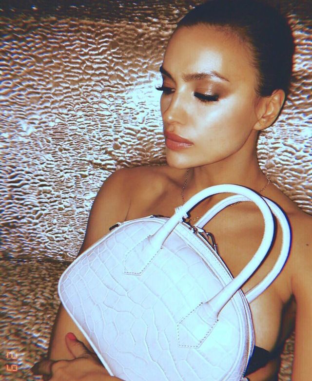 Ірина Шейк знялася топлес для реклами сумок - фото 344516