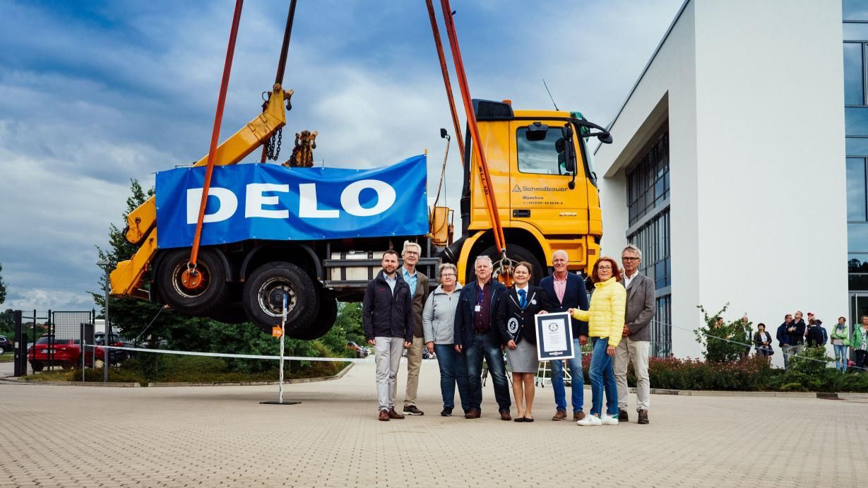 Найпотужніший клей втримав у повітрі величезну вантажівку: відео