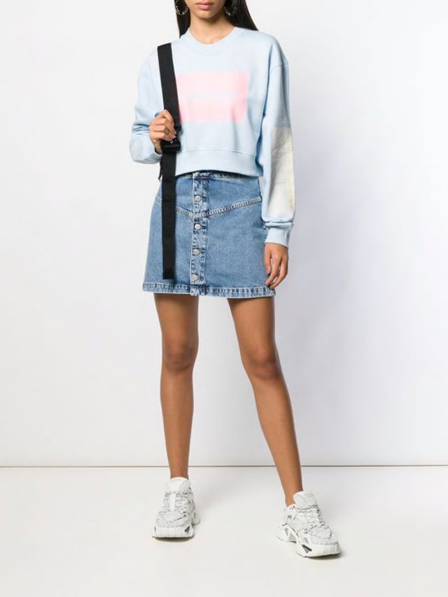 У моду повертаються джинси з 90-х: візьміть до уваги - фото 344626