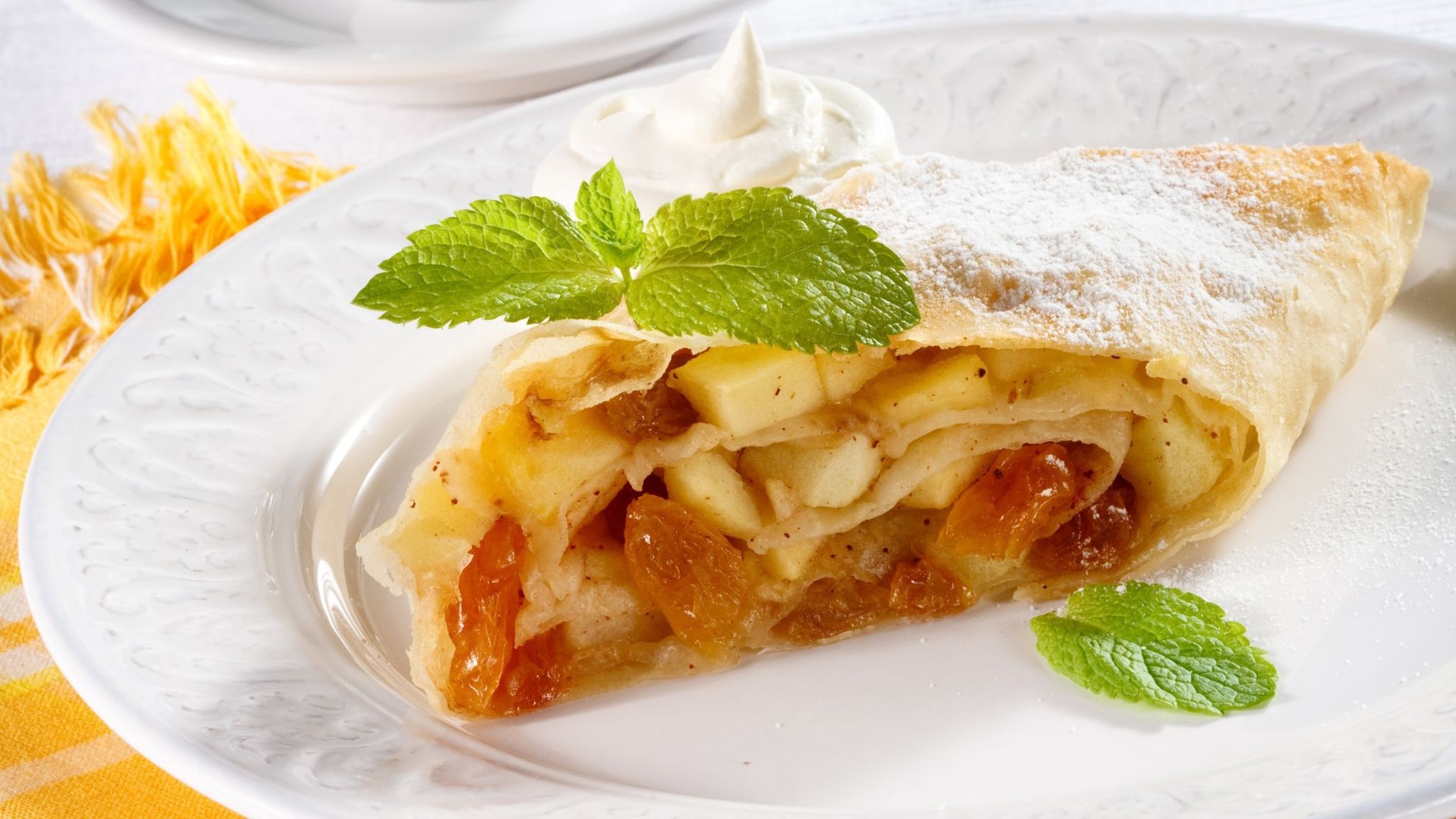 Хрусткий яблучний штрудель з листкового тіста