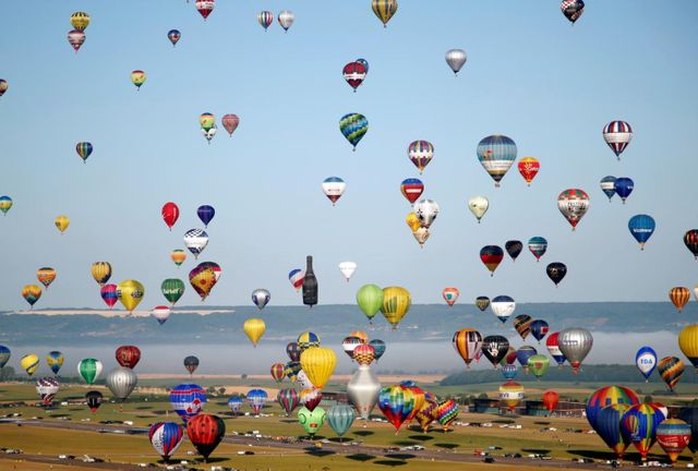 Як у Франції проходить яскравий фестиваль повітряних куль - фото 344697