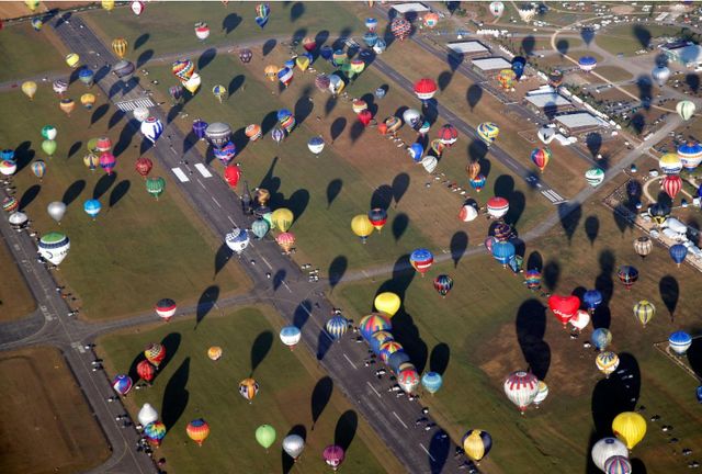 Як у Франції проходить яскравий фестиваль повітряних куль - фото 344699