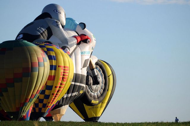 Як у Франції проходить яскравий фестиваль повітряних куль - фото 344703