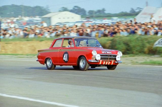 Старенький Lotus Cortina продали дорожче, ніж коштує гіперкар Lamborghini Huracan - фото 344815