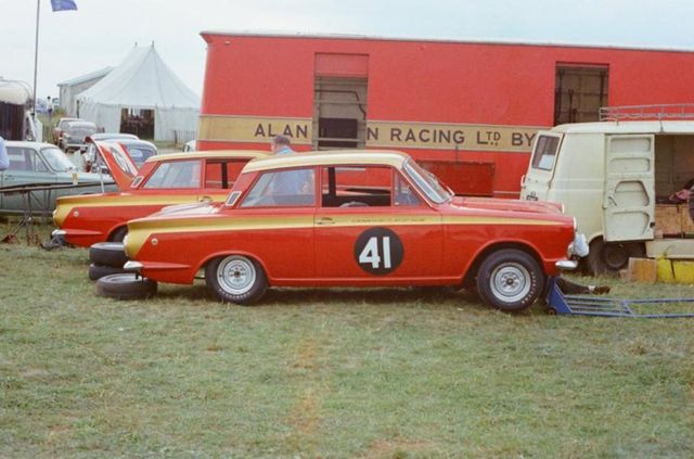 Старенький Lotus Cortina продали дорожче, ніж коштує гіперкар Lamborghini Huracan - фото 344817