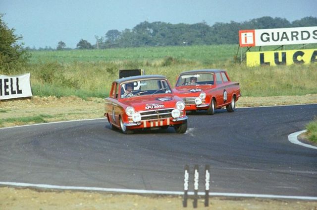 Старенький Lotus Cortina продали дорожче, ніж коштує гіперкар Lamborghini Huracan - фото 344819