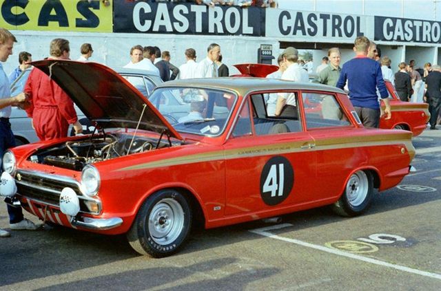 Старенький Lotus Cortina продали дорожче, ніж коштує гіперкар Lamborghini Huracan - фото 344820
