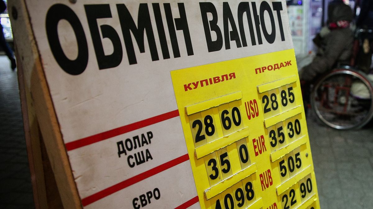 Курс валют в Україні: прогноз, коли гривня впаде, а долар – зросте