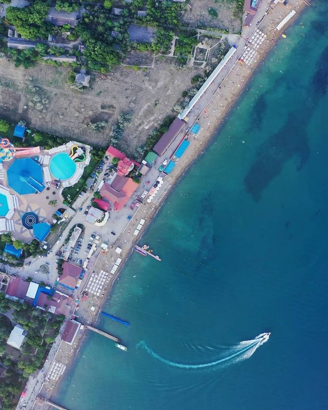 Порожні пляжі Криму показали з висоти пташиного польоту - фото 344875