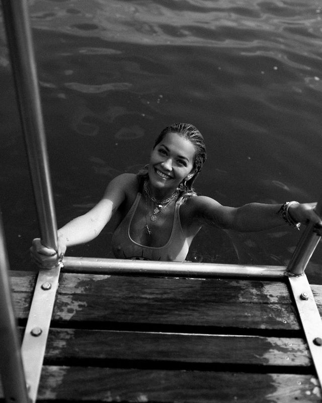 Надто гаряче: Ріта Ора показала звабливі фото на пляжі - фото 344988