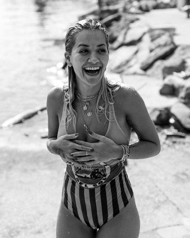 Надто гаряче: Ріта Ора показала звабливі фото на пляжі - фото 344990