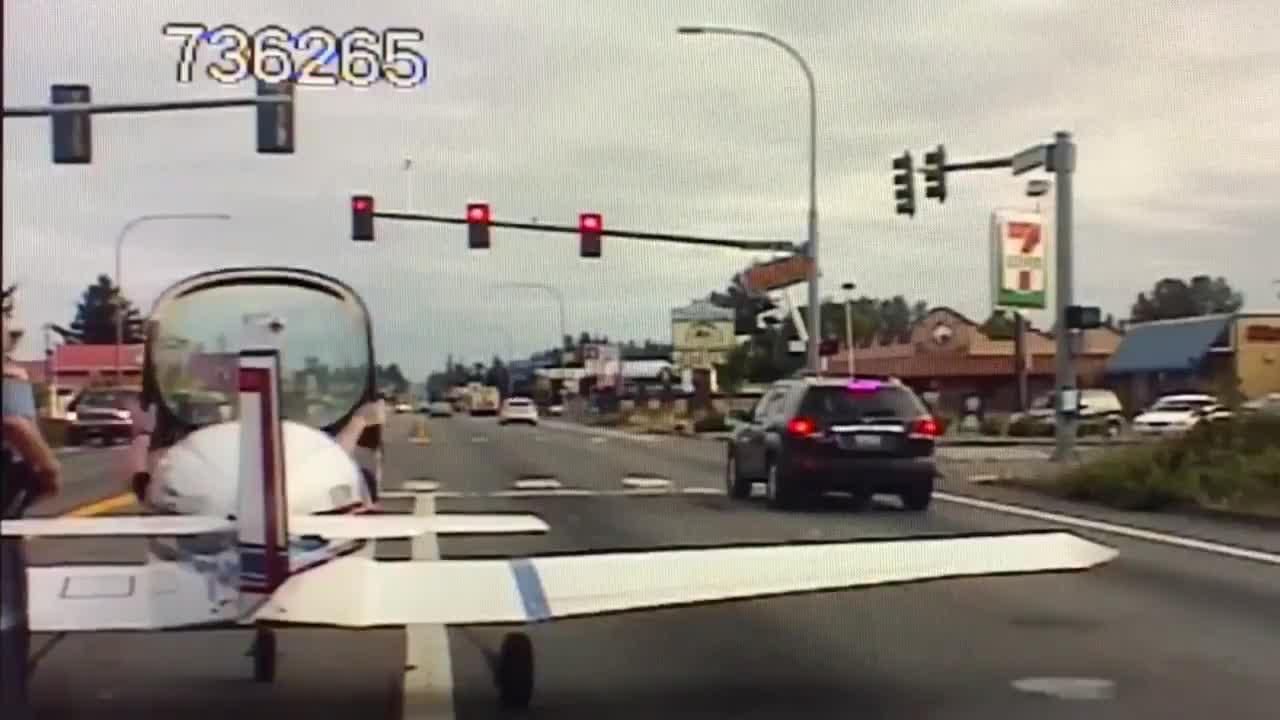 У США літак екстрено сів на жваву трасу: ролик з відеореєстратора