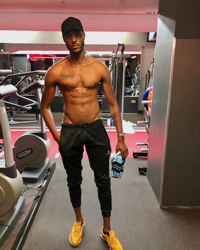 Найпопулярніший хлопець в Tinder назвав час, коли найкраще шукати пару в мережі - фото 345190