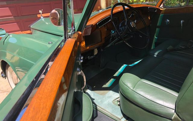 Розкішний Rolls-Royce Елізабет Тейлор виставлено на торги в США - фото 345200