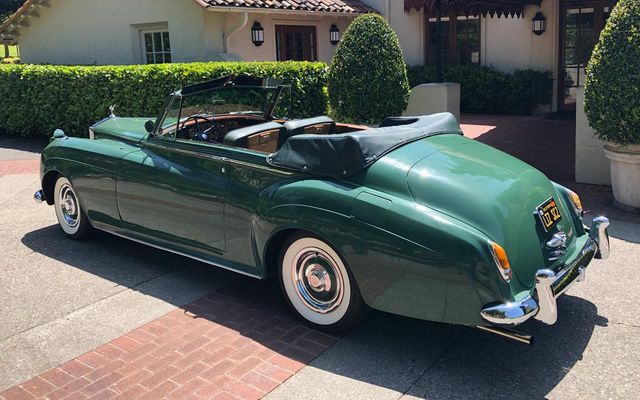 Розкішний Rolls-Royce Елізабет Тейлор виставлено на торги в США - фото 345203