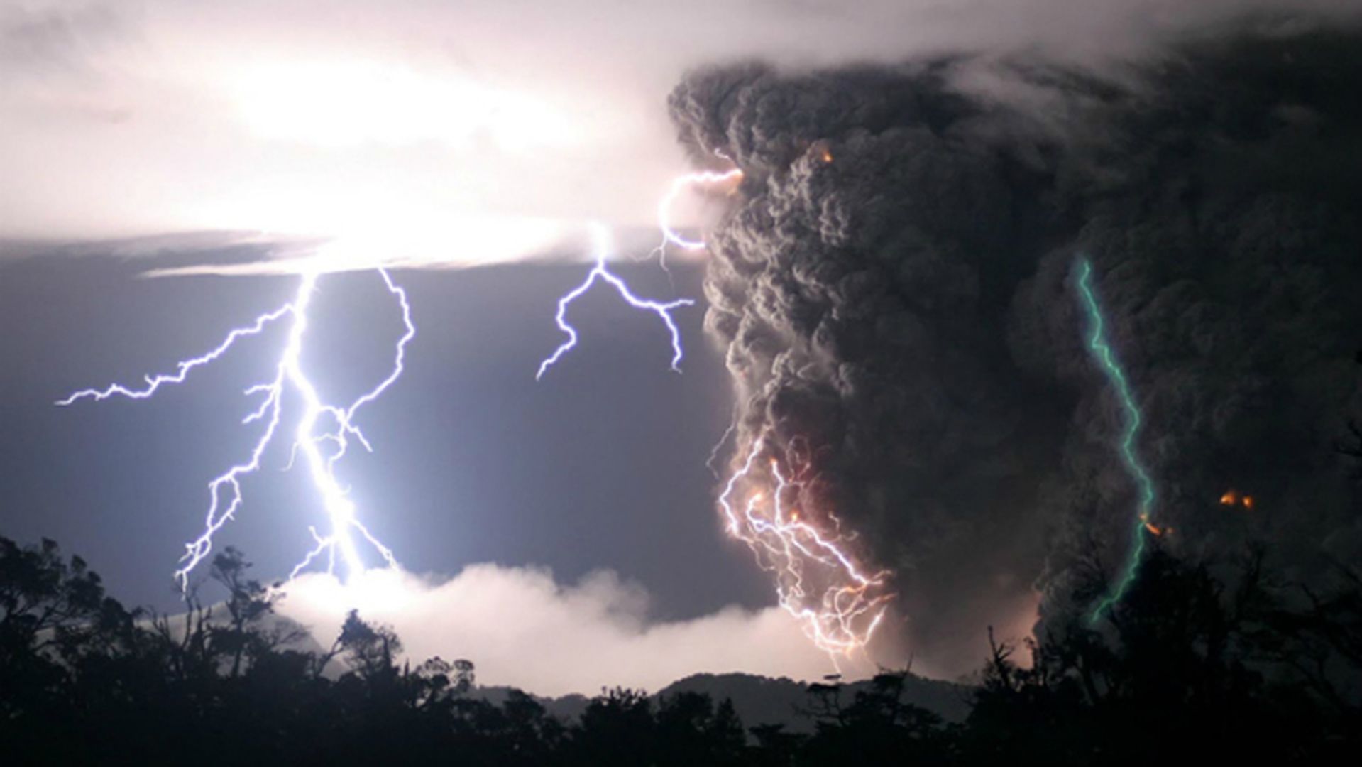 У Гватемалі фотограф показав момент удару блискавки у верхівку вулкана
