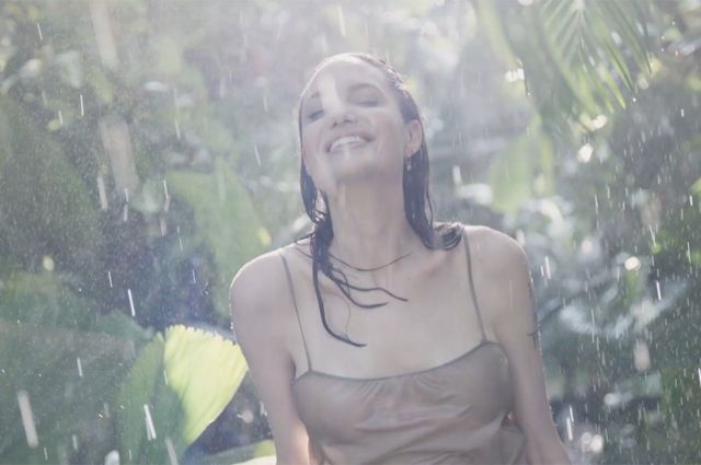 Чуттєва Анджеліна Джолі оголилася для реклами парфуму (відео) - фото 345473