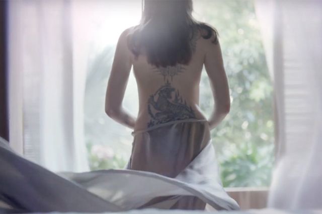 Чуттєва Анджеліна Джолі оголилася для реклами парфуму (відео) - фото 345474