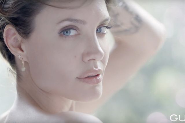 Чуттєва Анджеліна Джолі оголилася для реклами парфуму (відео) - фото 345475