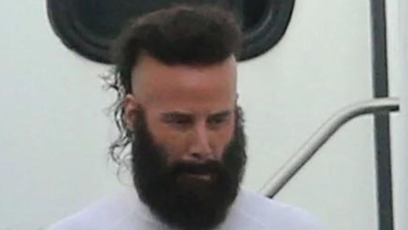 Кіану Рівз здивував мережу ірокезом, бородою і голим пузом