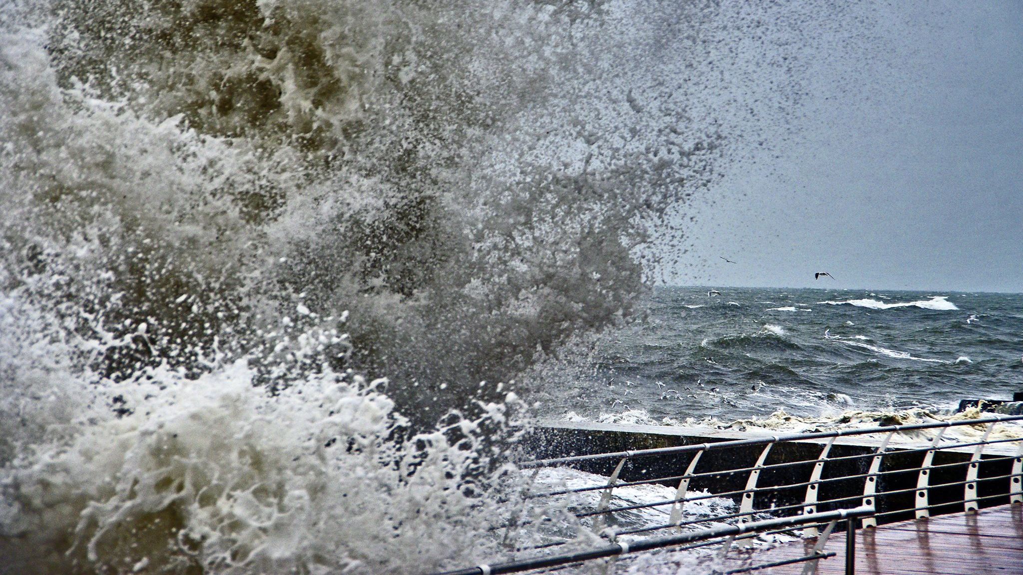 На Чорному й Азовському морях очікують потужний шторм