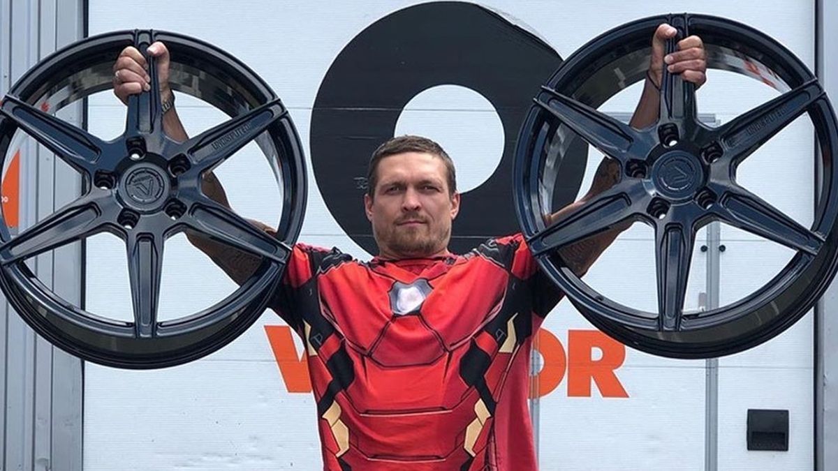 Усик і Ломаченко пожартували над оператором: кумедне відео