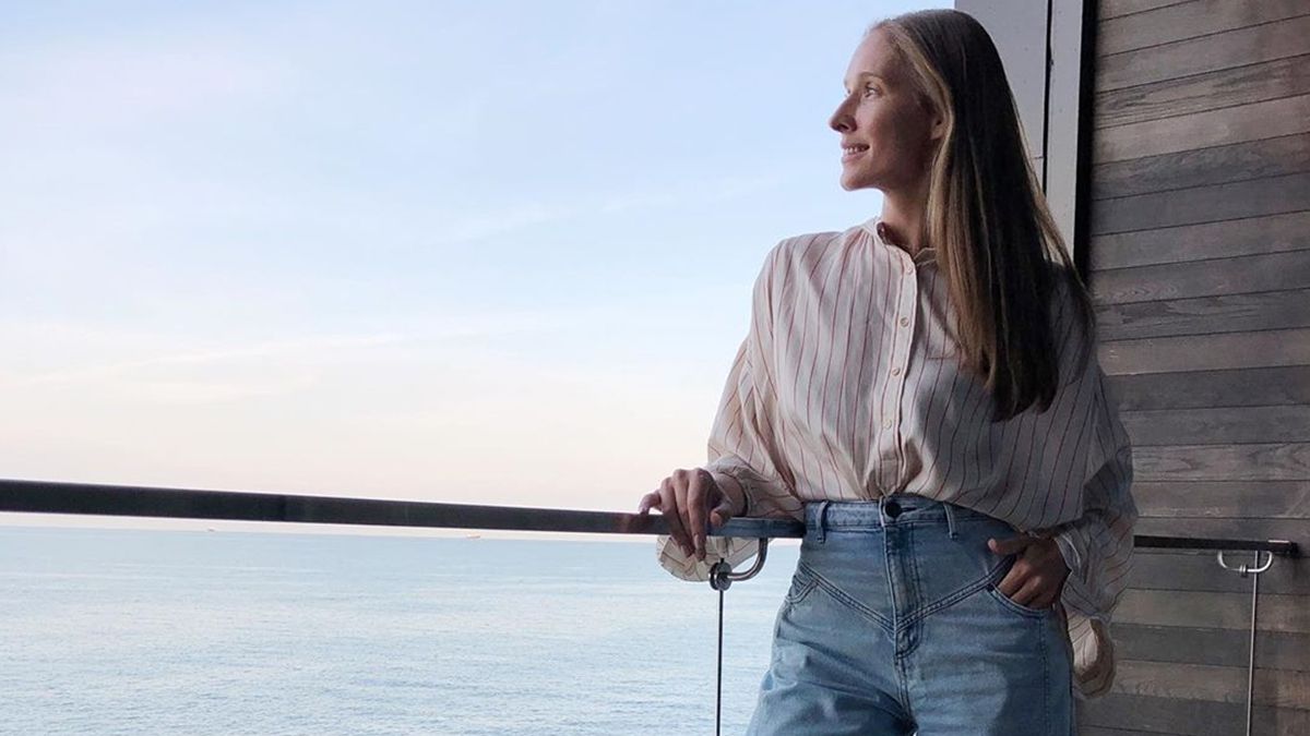 Катя Осадча в напівпрозорому вбранні похизувалася нескінченними ніжками