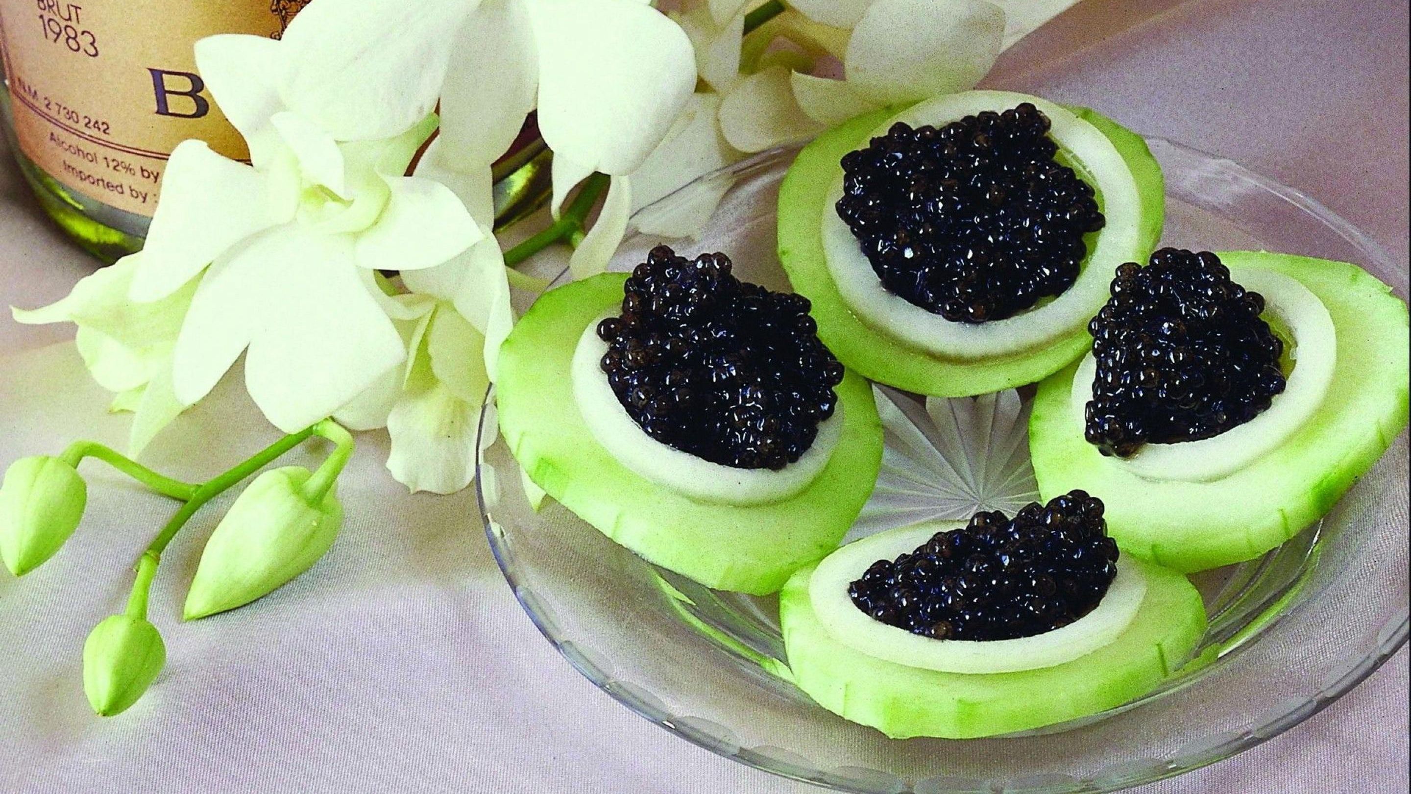 Чорна ікра проти червоної: що корисніше?