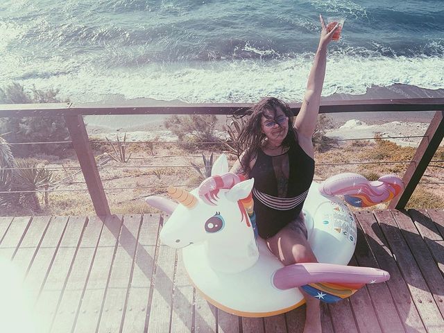 Солістка KAZKA похвалилася новим пляжним фото - фото 345741