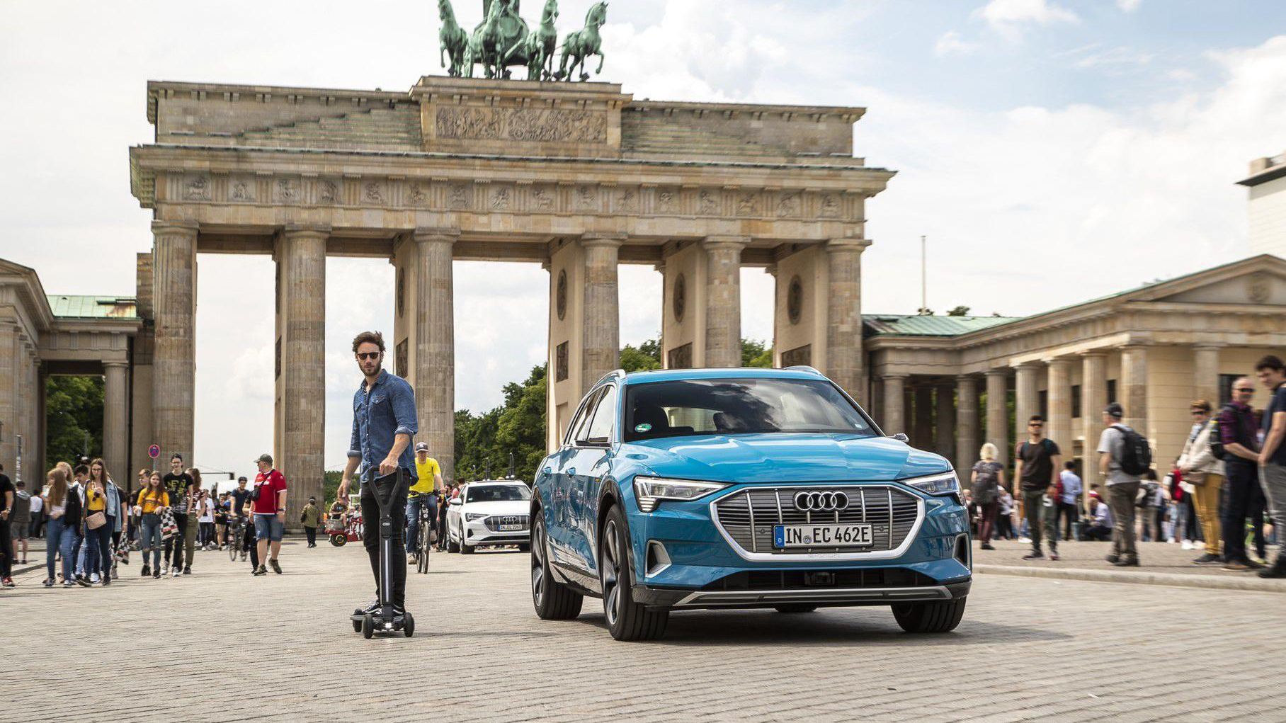 При покупці Audi e-tron даруватимуть електросамокат - фото 1