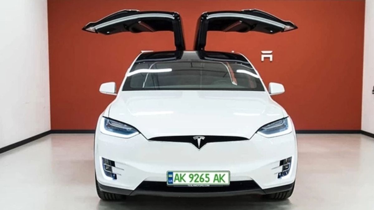 Зеленський підписав закон про зелені номери для електромобілів