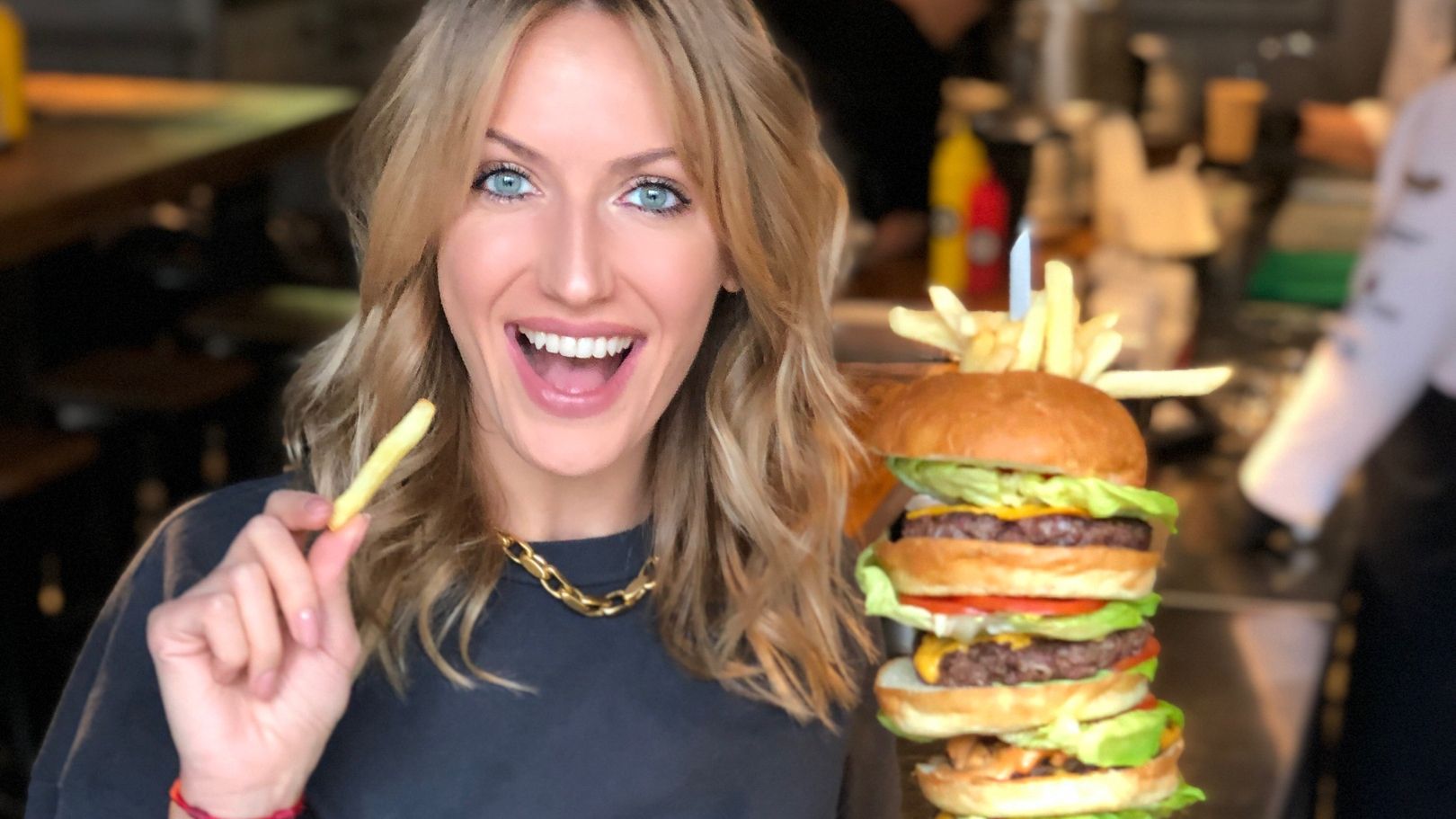 Артистка вирушила в селище міського типу Сатанів - фото 1