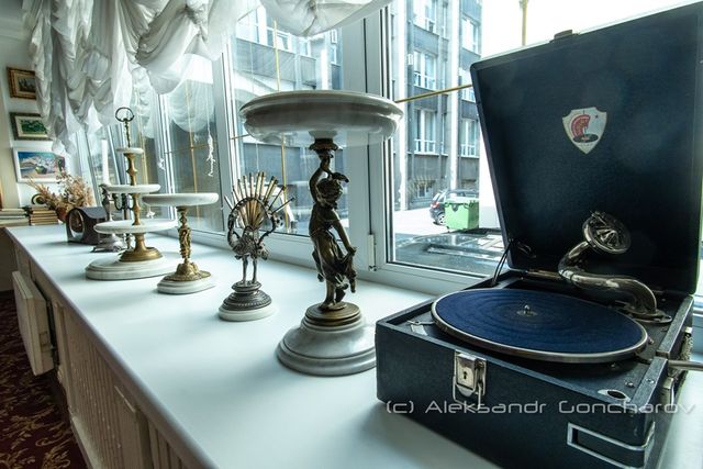 Українців розсмішила їдальня НАЗК у стилі Лувру: епічні фото - фото 346085